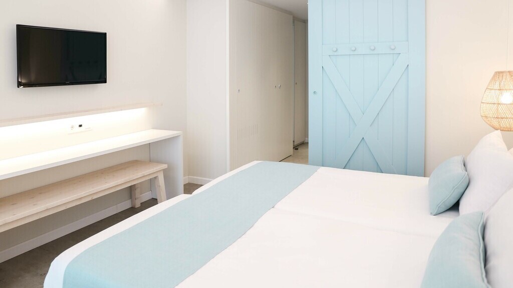 DOUBLE ROOM WITH BALCONY STREET VIEW